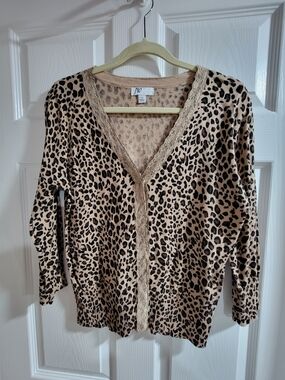 Stylish leopard print cardigan from JW. Size XL.